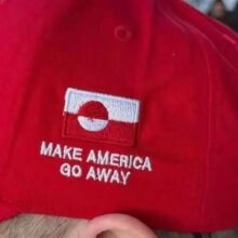 «Make America Go Away»: κόκκινα καπέλα γίνονται σύμβολο αντίστασης στη Δανία για τη Γροιλανδία