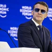 Εμανουέλ Μακρόν: Τι συμβαίνει με το μάτι του – Με γυαλιά ηλίου στο Νταβός