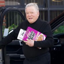 Γιατί ο «Captain Kirk» κυκλοφορεί με ένα κουτί δημητριακά στο χέρι