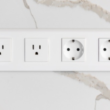 Γιατί οι πρίζες δεν είναι ίδιες παντού; Η μικρή λεπτομέρεια που έχει μεγάλη ιστορία