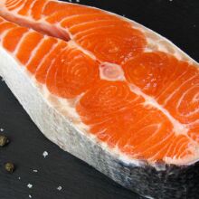 Πρέπει να αφαιρούμε τελικά την πέτσα από τον σολομό;