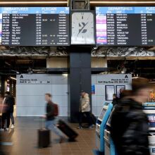 Πίνακας αναχωρήσεων σε αεροδρόμιο με πτήσεις να έχουν ακυρωθεί