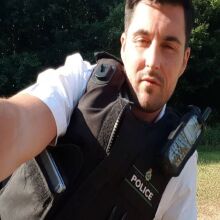 Αστυνομικός στη Βρετανία κατηγορείται ότι έβγαζε selfies σε σκηνή δολοφονίας