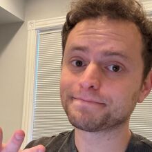 Ποιος είναι ο Άαρον Πάρνας ο 26χρονος που ενημερώνει εκατομμύρια για την πολιτική μέσω TikTok