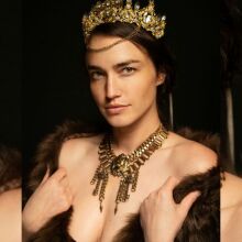 Η τιάρα βγαίνει από το παλάτι και μπαίνει στην καθημερινή γκαρνταρόμπα