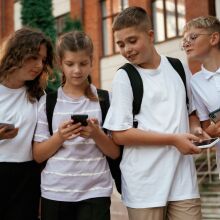 Παιδιά με κινητά στο σχολείο