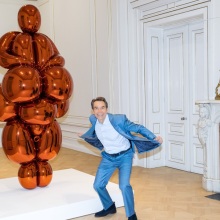 O Jeff Koons με το έργο του Balloon Venus Lespugue(Orange)στο Μουσείο Κυκλαδικής Τέχνης