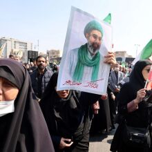 Γυναίκες με μαντήλες στο Ιράν, σε συγκέντρωση υπέρ του Μοτζτάμπα Χαμενεΐ 