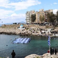 Η γαλανόλευκη σημαία στη θάλασσα του Πειραιά