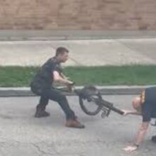 ΗΠΑ: Viral βίντεο με καταδίωξη «γάτας με το ποντίκι» ανάμεσα σε αστυνομικό και άγνωστο άνδρα