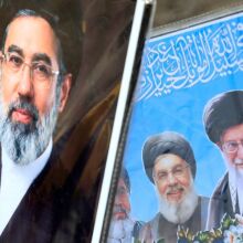 Ο Μοτζτάμπα Χαμενεΐ σε αφίσα