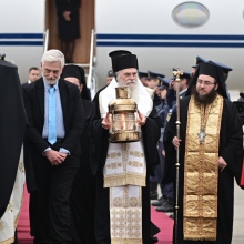 Έφτασε το Άγιο Φως στην Αθήνα - Θα διανεμηθεί σε όλη τη χώρα με 18 αεροπορικές πτήσεις