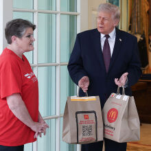 Ο Τραμπ άνοιξε την πόρτα του Οβάλ Γραφείου για… McDonald’s