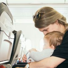 Πτήσεις: Μπορεί το κλάμα ενός μωρού να σε «κατεβάσει» από το αεροπλάνο;