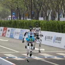 Κίνα: Aνθρωποειδή ρομπότ έτρεξαν σε ημιμαραθώνιο κάνοντας παγκόσμιο ρεκόρ 