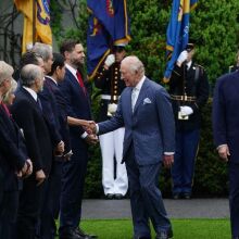 Αμήχανη στιγμή στον Λευκό Οίκο: Ο Κάρολος κουράστηκε από τις χειραψίες - Γέλια από τους παρευρισκόμενους