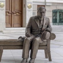 Το γλυπτό του Καβάφη στη Διονυσίου Αεροπαγίτου