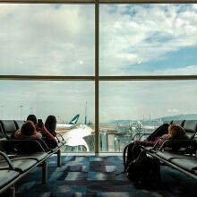 Η νέα viral μόδα στα αεροδρόμια: Φίλοι ντύνουν ο ένας τον άλλον με ντροπιαστικά T-shirts