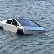 Tesla Cybertruck βούλιαξε σε λίμνη: Οδηγός δοκίμασε το «Wade Mode» και συνελήφθη