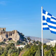 Η ελληνική σημαία μπροστά από την Ακρόπολη