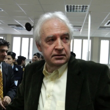 Ο Αλέξανδρος Γιωτόπουλος κατά την εκδίκαση της έφεσης των καταδικασθέντων ως μελών της «17ης Νοέμβρη», 2 Δεκεμβρίου 2005 © ΑΠΕ-ΜΠΕ/ΣΑΪΤΑΣ ΠΑΝΤΕΛΗΣ