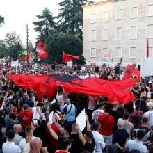Αλβανία: Εντάλματα σύλληψης για 20 άτομα που φέρονται να συνδέονται με το θέρετρο Κούσνερ