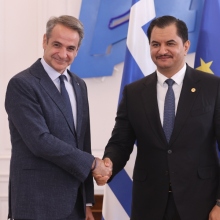 Συνάντηση Μητσοτάκη με τον Σαντάμ Χαφτάρ στο Μαξίμου: Στο τραπέζι μεταναστευτικό και θαλάσσιες ζώνες