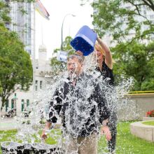 Επιστρέφει το Ice Bucket Challenge – Τι πέτυχε πραγματικά για την ALS