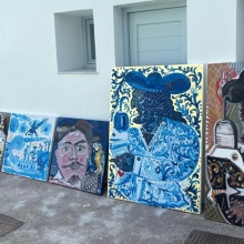Ο Απόστολος Χαντζαράς με τα έργα που δημιούργησε στην Πάτμο