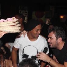Δεν γινόταν να λείπει: Παρών ο Ροναλντίνιο στη συναυλία του Αντώνη Ρέμου στη Θεσσαλονίκη