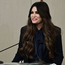 Κίμπερλι Γκίλφοϊλ: Ο φόβος στον κύκλο του Τραμπ για το «βιβλίο μυστικών» 