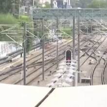 Οδηγός φορτηγού στην Αττική Οδό εκτινάχτηκε και κατέληξε στις γραμμές του Προαστιακού μετά από τροχαίο