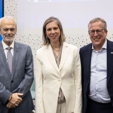 Η CEO της Alphabet Education, Χριστίνα Παρασκευοπούλου με τον Γενικό Διευθυντή της MRB, Δημήτρη Μαύρο και τον Πρόεδρο & CEO της Inchcape Hellas, Hermann Riedl