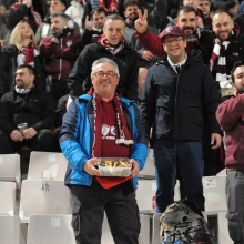 Η πιο viral στιγμή της Super League: Φίλαθλος πήγε να δει την ΑΕΛ με… δυόμισι κιλά παϊδάκια