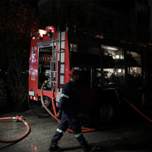 ΠυροσβέστηςΠυροσβεστικό όχημα και πυροσβέστης