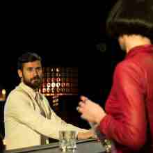 Ο Αναστάσης Ροϊλός και η Πηνελόπη Τσιλίκα σε σκηνή της παράστασης