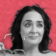 Η Ελένη Ουζουνίδου είναι η «Σίρλεϊ» στο Θέατρο του Νέου Κόσμου