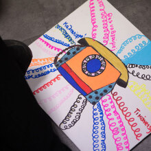 «Εικονογραφούμε μία τηλεφωνική συνομιλία». Λέξεις, συναισθήματα & πολύχρωμα τηλέφωνα στο Μουσείο Τηλεπικοινωνιών