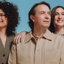 Ο Γιάννης Κότσιρας στο Βεάκειο θέατρο Πειραιά. Μαζί του η Μυρτώ Βασιλείου και η Δήμητρα Μπουλούζου