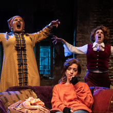 Θέλμα & Ίρις: Μία σκοτεινή queer κωμωδία στο Θέατρο Φούρνος