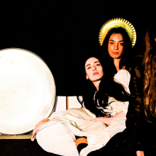 «Οι τρεις αδελφές (στη σπηλιά της Εκάτης)» στο BIOS