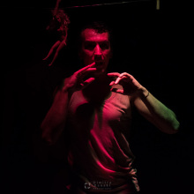 Διψάω: Η σκοτεινή εξομολόγηση του διαφορετικού Κώστα, στο Θέατρο 104