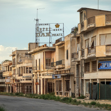 Αμμόχωστος 3,5%: Ο Σωτήρης Δανέζης φωτογραφίζει την πόλη-φάντασμα πίσω από το συρματόπλεγμα