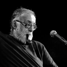 Πώς η ανάγκη γίνεται ιστορία: Η Ελλάδα των ποιητών μέσα από τις νότες του Θάνου Μικρούτσικου