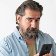 «Caveman» στο θέατρο Αργώ