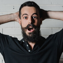 «Ήρθε η ώρα του Καραμανλή - Χωρίς μέσον» στο Θέατρο Αλκμήνη