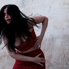 Ρωγμές: Μία χοροθεατρική σκηνική σύνθεση της Χριστίνας Κυριαζίδη