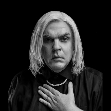 Είμαι η γυναίκα μου: Ο Αντώνης Λουδάρος στον ρόλο της πιο διάσημης Γερμανίδας τρανς