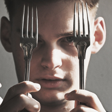 GloWithin: Μια οπτικοακουστική εμπειρία αφύπνισης πάνω στις διατροφικές διαταραχές και την ψυχική υγεία