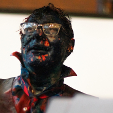 Αφιερώστε την καρδιά σας στην εναντίωσή της: Μια performance του Φίλιππου Τσιτσόπουλου στο Θέατρο Τέχνης